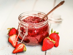 Сладко от ягоди в захарен сироп с лимонтузу в тенджера за зимата в бурканчета - снимка на рецептата